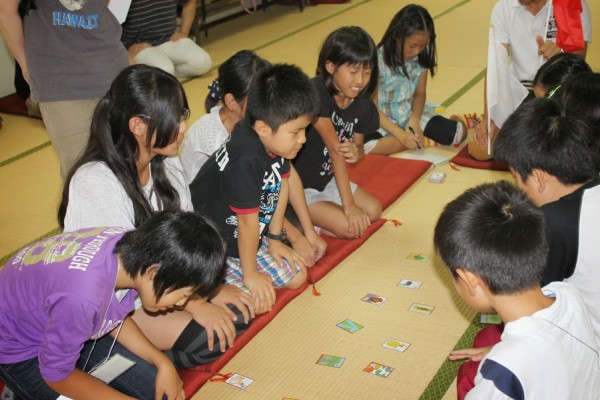 「つくし郷土かるた」で筑紫地区の歴史を楽しく学ぶ子供たち